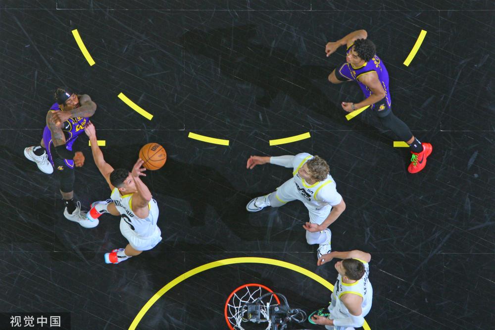 他在接受采 他在接受采